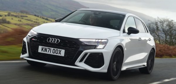 Споменахме го - Audi RS 3 е един от най-желаните автомобили, защото на хартия има всичко. Този практичен хечбек с пет врати или седан с четирие дискретен, но разполага с петцилиндров двигател с мощност 395 к.с., който осигурява невероятна производителност. 

Въпреки че можете да ускорите до стотака само за 4,1 секунди и общо до 280 км в час, давайте по-кротко. Така ще паднете до разход под 8 литра на 100 км.

Интериорът на RS3 е толкова удобен за потребителя, колкото и на обикновения A3. Quattro трансмисията ви позволява да спирате без проблеми.